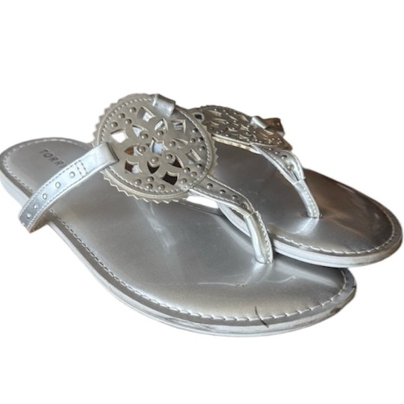 Torrid ladies Size 8 1/2 WW silver flat sandal good condition greats for summer - Picture 1 of 12
